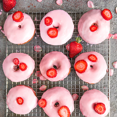 Beignes sans levure glacés aux fraises